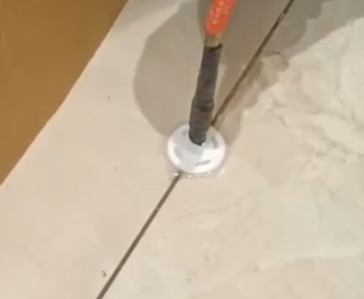 新城瓷砖空鼓维修公司专业解答瓷砖在铺贴过程中，如果没有涂抹均匀到位的粘结材料（如水泥砂浆或瓷砖胶），可能会导致以下问题