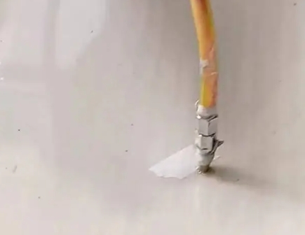 新城瓷砖空鼓维修公司专业解答在瓷砖铺贴过程中，如果使用的砂料过粗（如全部使用了粗砂），可能会导致以下问题