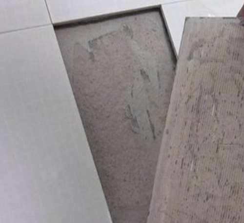 新城瓷砖空鼓维修公司分享瓷砖铺贴时如果打浆（即涂抹在瓷砖背面和基层上的砂浆或瓷砖胶）过少，会带来以下问题